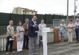 El presidente del Principado, Adrián Barbón, interviene en el acto celebrado en Corvera, con Iván Fernández y Adriana Lastra detrás.