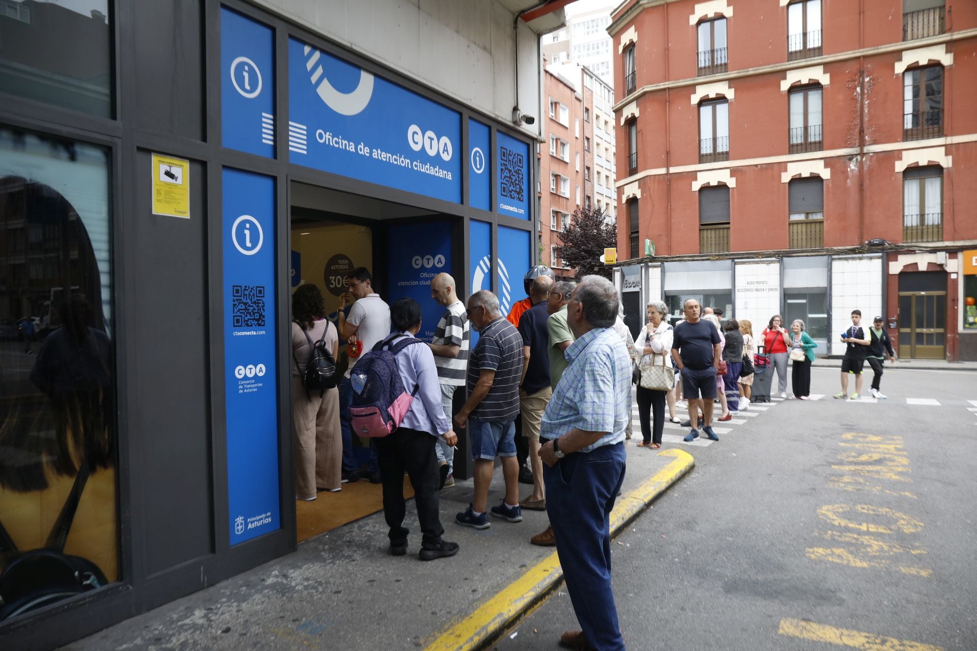 Colas esta mañana en la oficina de atención ciudadana del Consorcio de Transportes de Asturias (CTA) situada en la estación de Alsas de Gijón.