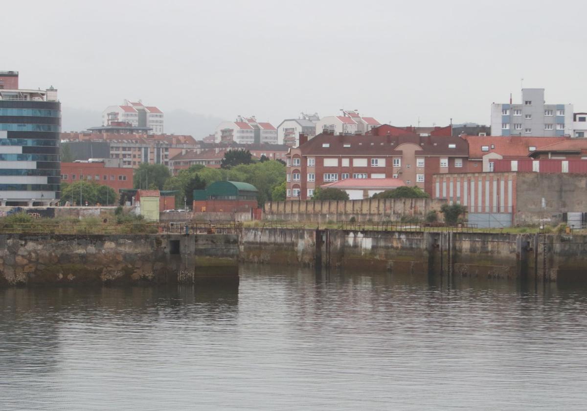 Aspecto que presenta la antigua dársena de Naval Gijón, que forma parte de la franja litoral que el Puerto cederá gratuitamente al Ayuntamiento.