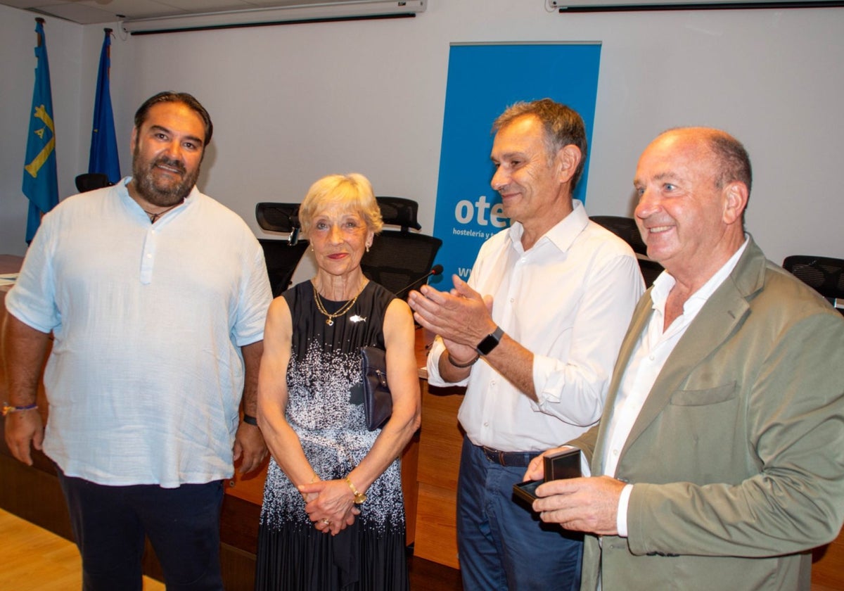 Jesús Paradelo, Tonia García, Jorge Suárez y Javier Martínez, durante la entrega del Bonito de Oro en Luanco.