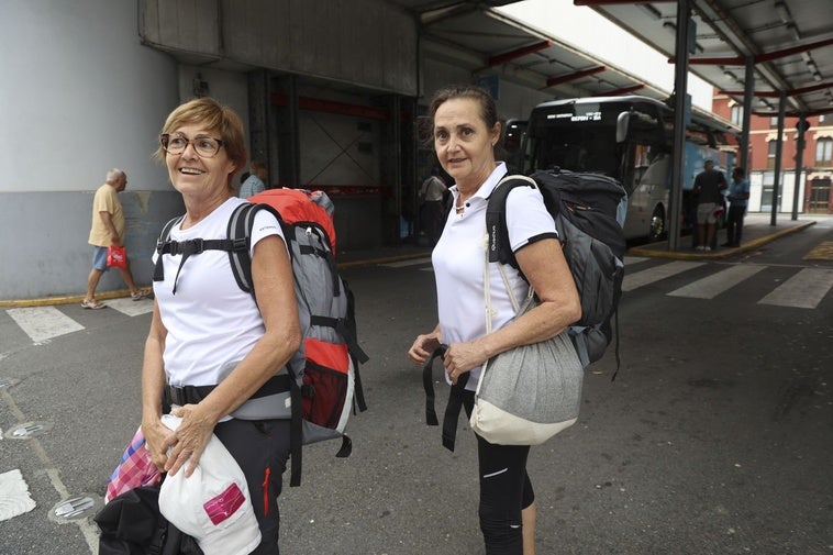Las hermanas Mari Ángeles y Encarna Noguera, recién llegadas de Murcia, en la estación de autobuses de Gijón.