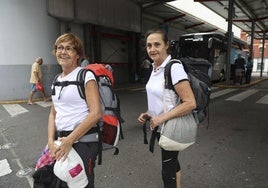 Las hermanas Mari Ángeles y Encarna Noguera, recién llegadas de Murcia, en la estación de autobuses de Gijón.