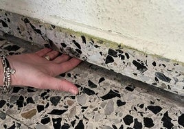 El hueco existente entre la pared y el suelo en una de las aulas