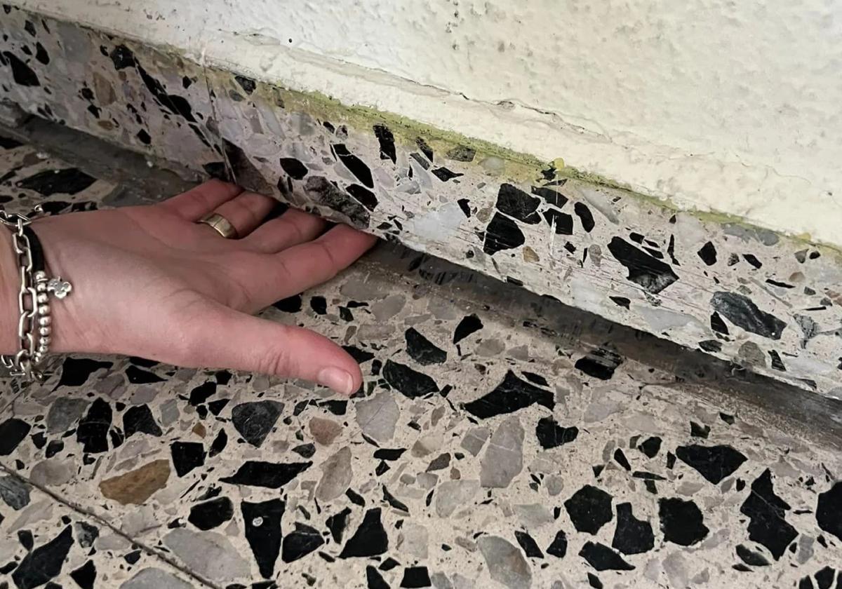 El hueco existente entre la pared y el suelo en una de las aulas