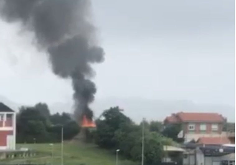 La columna de humo en una finca en la zona Sur de Gijón.