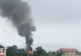 La columna de humo en una finca en la zona Sur de Gijón.