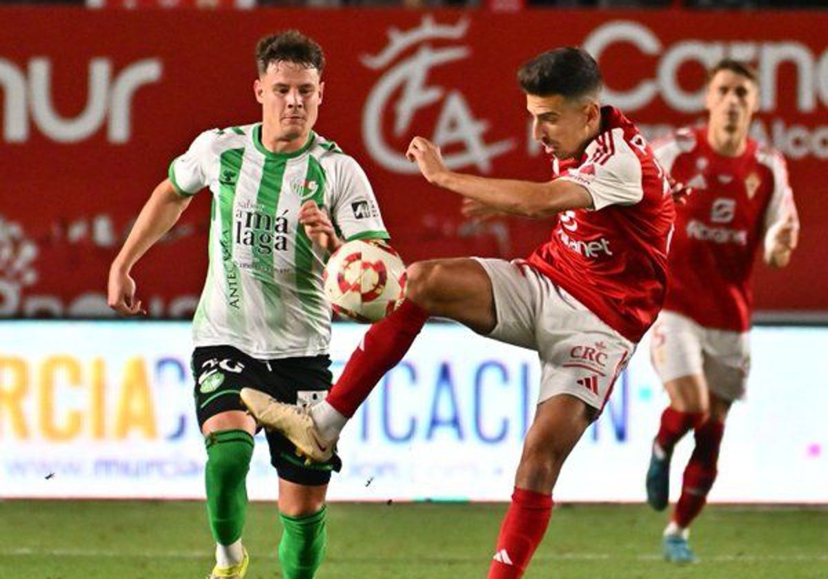 Juan Aspra, a la izquierda, en un partido con el Antequera.