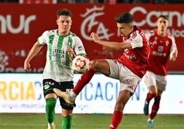 Juan Aspra, a la izquierda, en un partido con el Antequera.