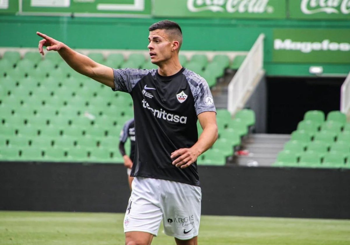 Luis Pareja jugó en Segunda RFEF con el Sanse.