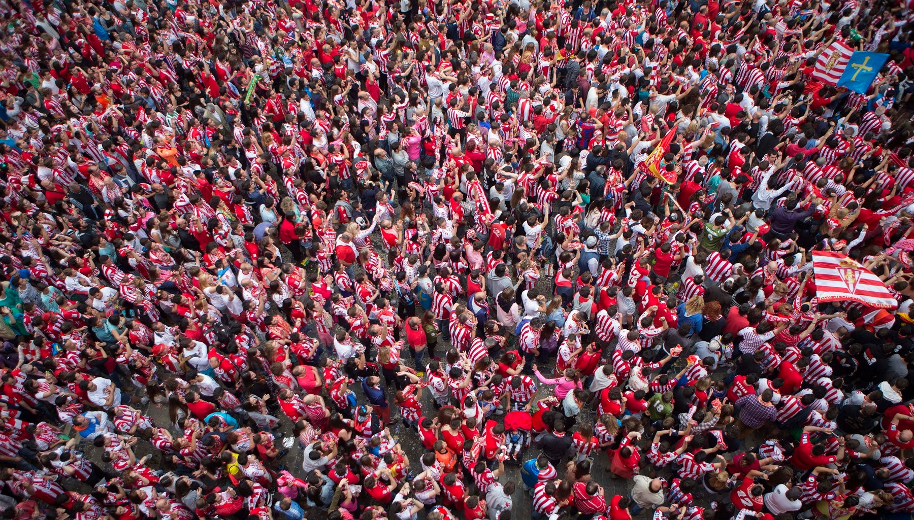 Imagen - Miles de personas salen a la calle para celebrar el ascenso de 2015.