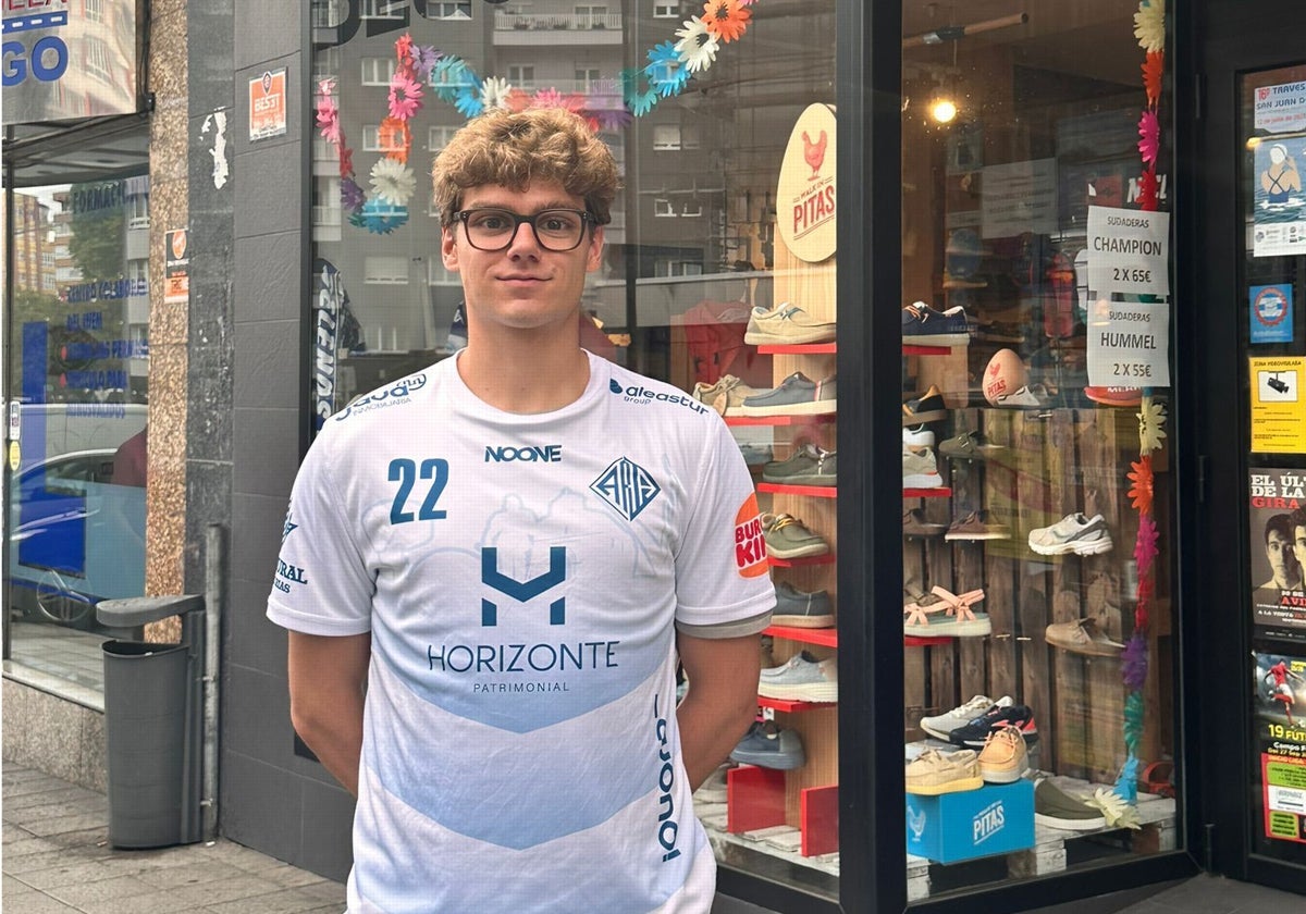 Nico Kreikemeyer posa con la camiseta de la Atlética.