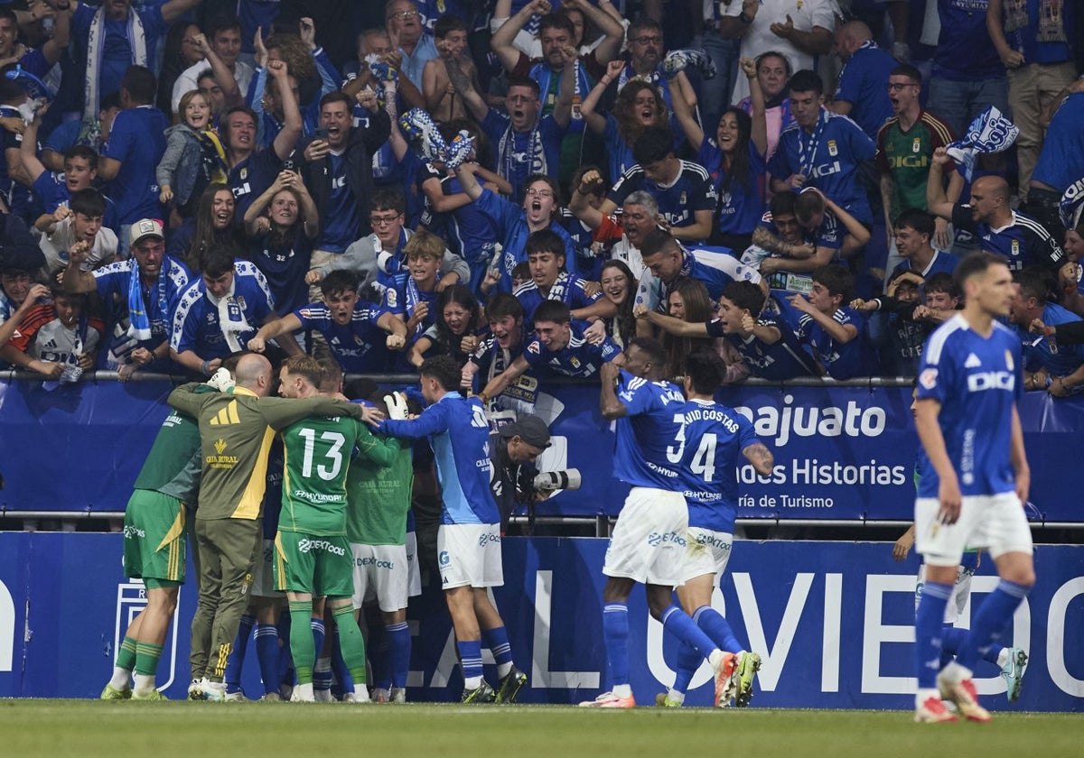 Los jugadores del Oviedo celebran uno de los goles decisivos ante el Mirandés.
