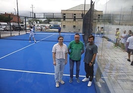 El edil de Deportes, José Antonio González, con la jugadora Lucía Carreño y el entrenador del Lealtad, Luis Arturo .