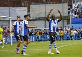 Gete, Viti y Babin celebran uno de los goles del ascenso del Real Avilés.