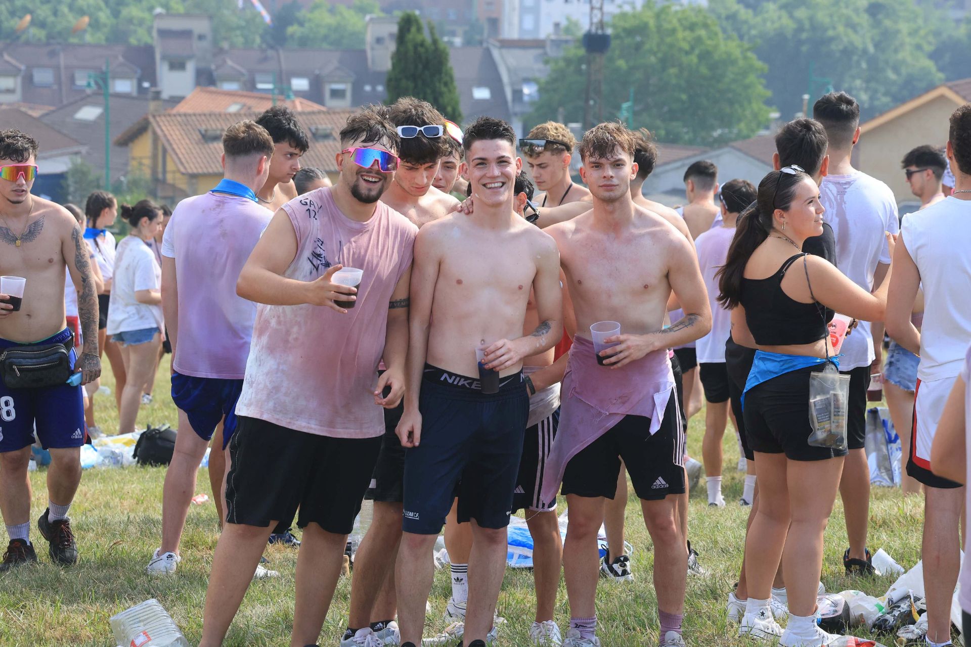 Jira y fiesta de la espuma para despedir a San Pedro en La Felguera