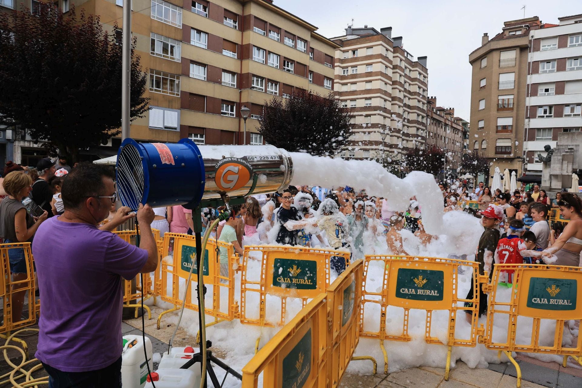 Jira y fiesta de la espuma para despedir a San Pedro en La Felguera