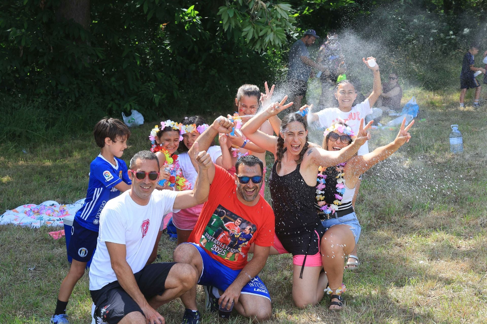 Jira y fiesta de la espuma para despedir a San Pedro en La Felguera