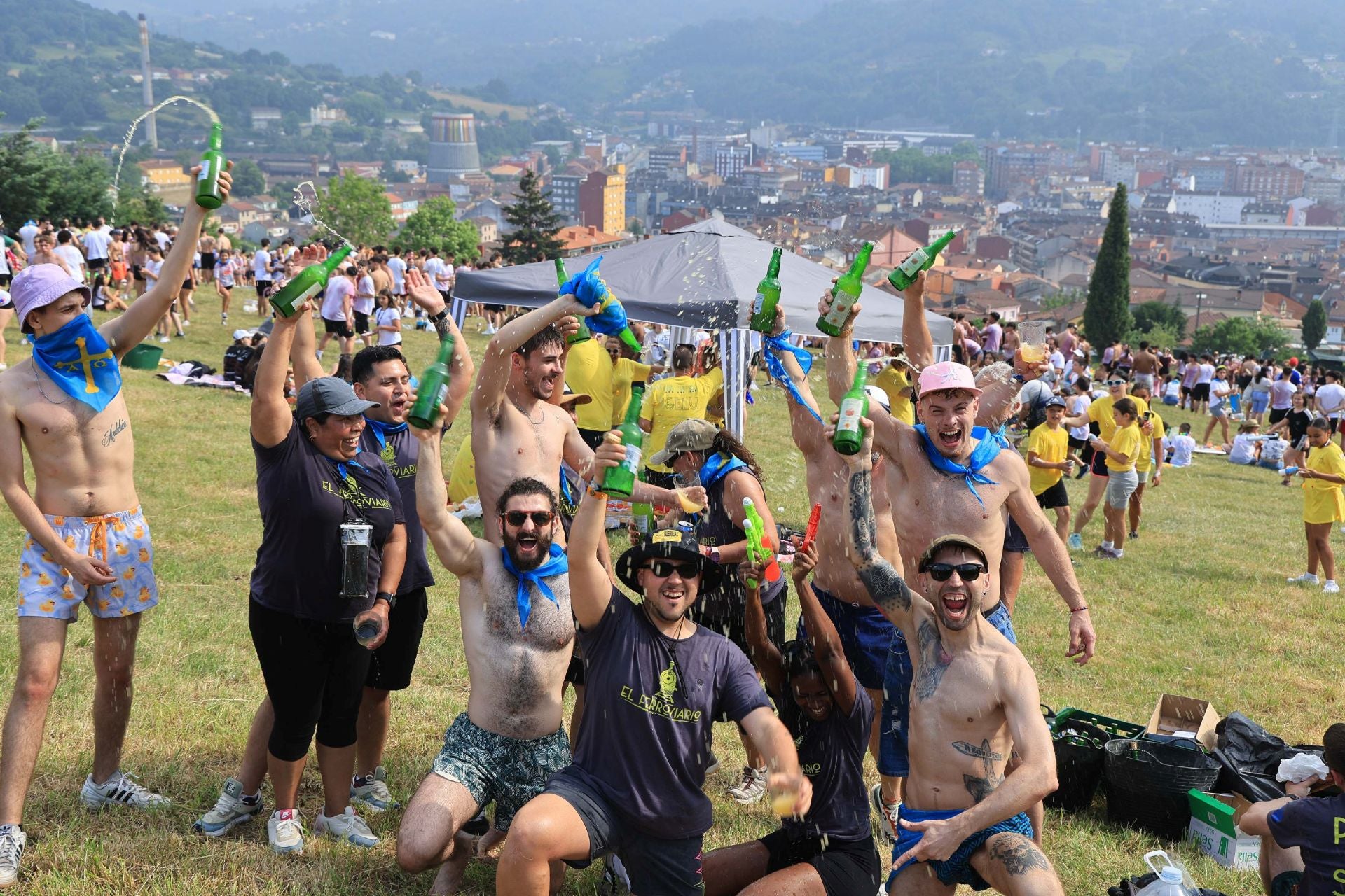 Jira y fiesta de la espuma para despedir a San Pedro en La Felguera