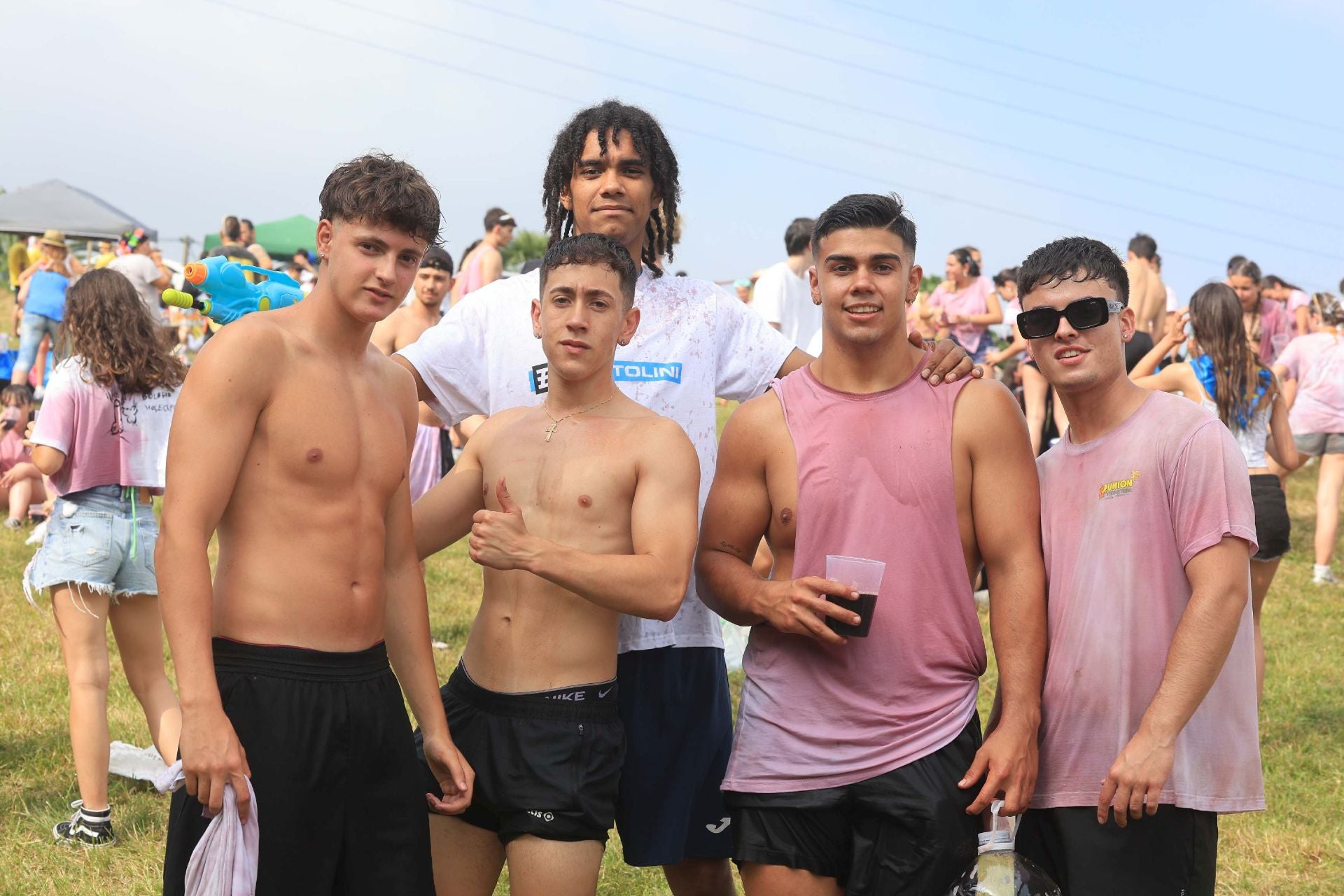 Jira y fiesta de la espuma para despedir a San Pedro en La Felguera
