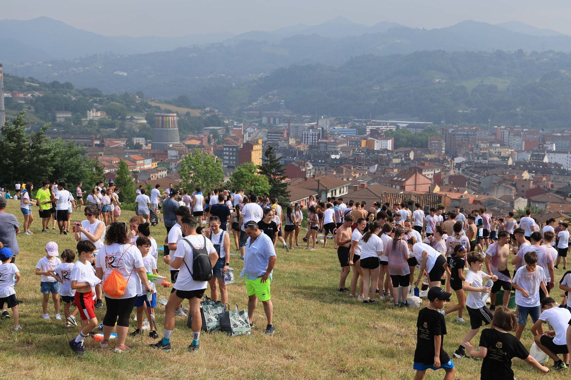 Jira y fiesta de la espuma para despedir a San Pedro en La Felguera
