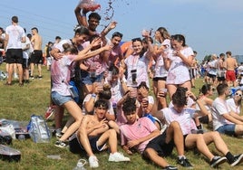 Jira y fiesta de la espuma para despedir a San Pedro en La Felguera