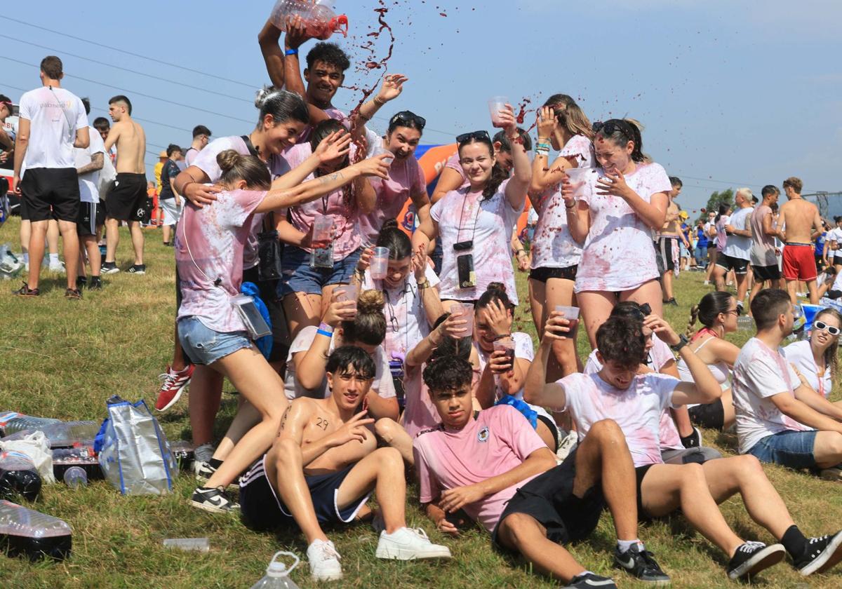 Jira y fiesta de la espuma para despedir a San Pedro en La Felguera