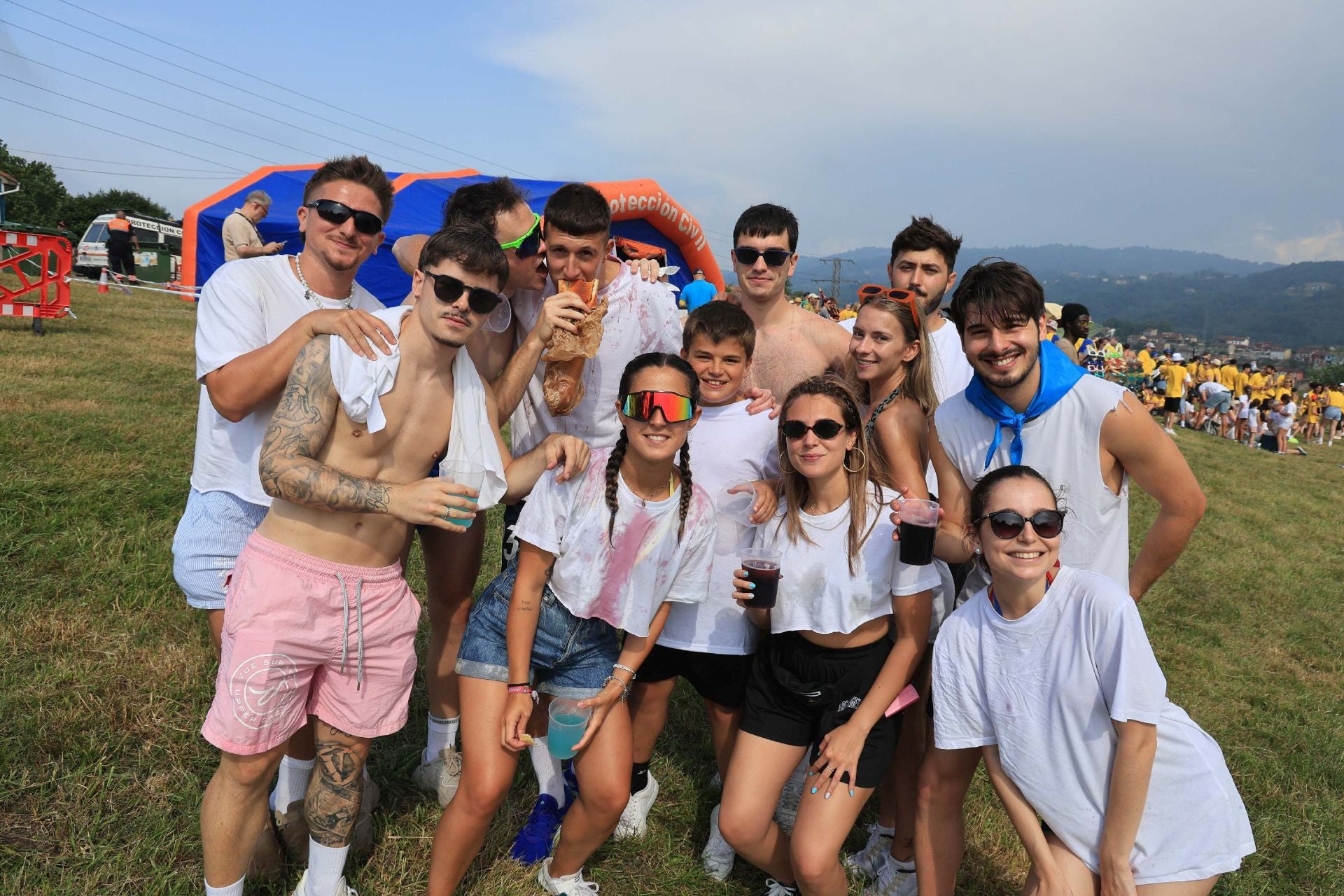 Jira y fiesta de la espuma para despedir a San Pedro en La Felguera
