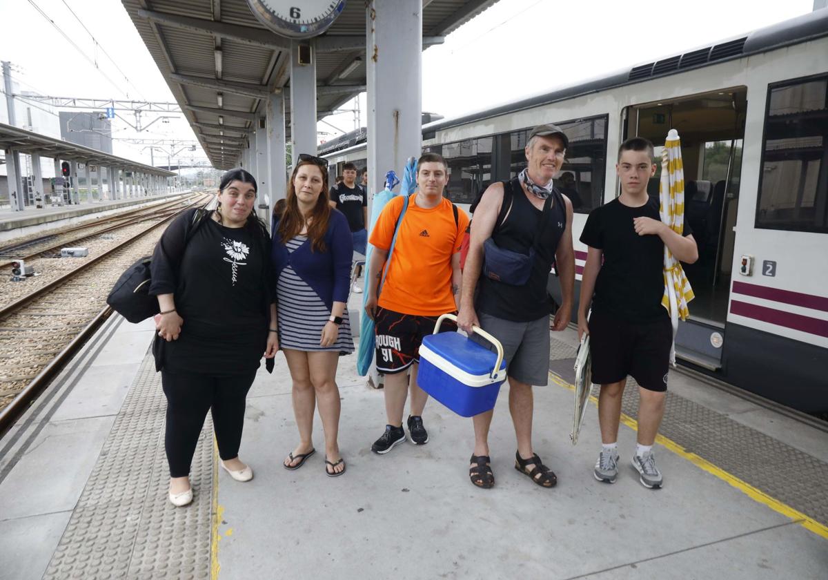 Covadonga Lucena, Ana Ayuso, Omar González, de Mieres, junto a Michael Butler y su hijo Alejandro, de León, a su llegada en el 'tren playero' a la estación de Sanz Crespo, en Gijón.