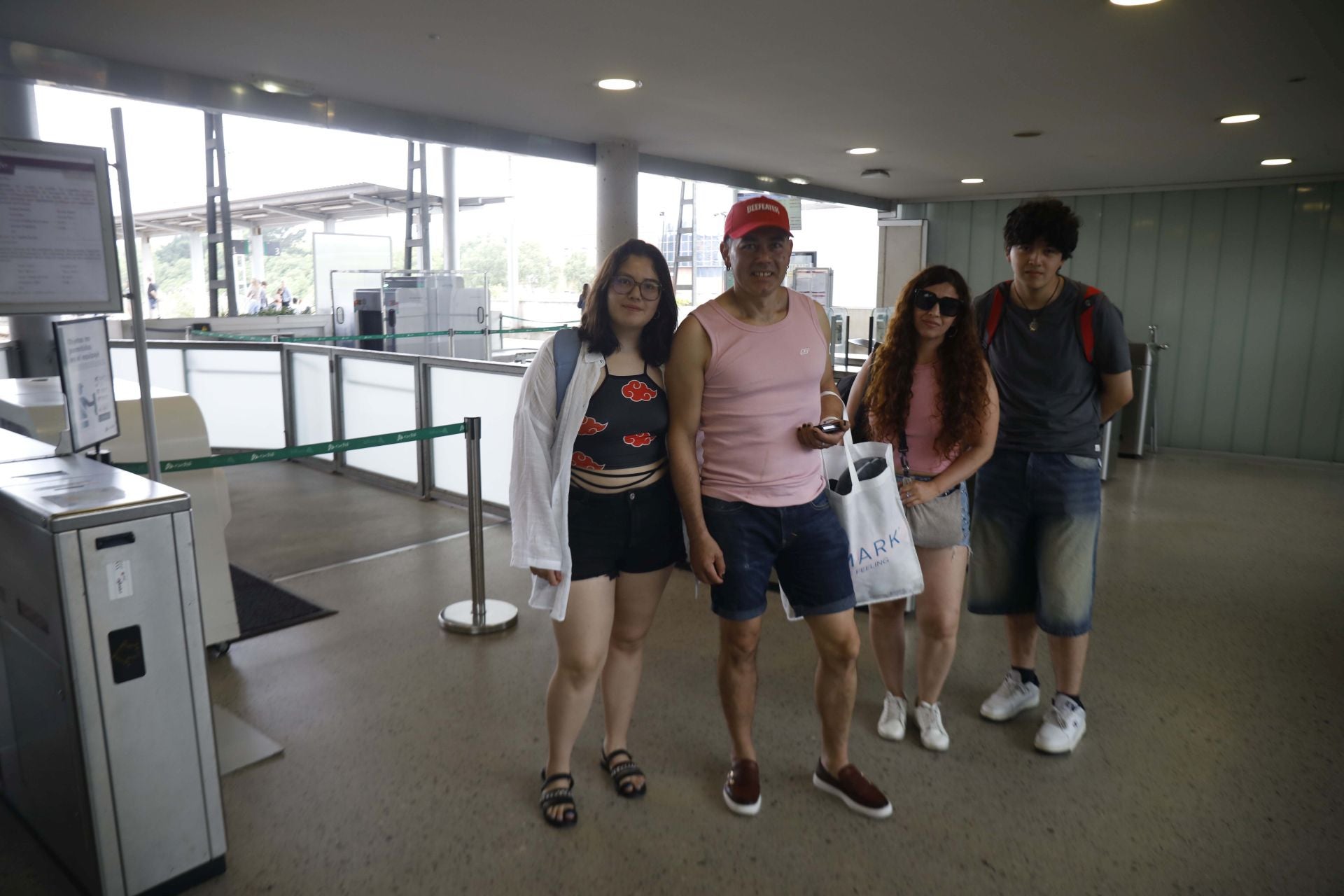 Gina Medina (tercera por la izquierda) y su familia, recién llegados de León.