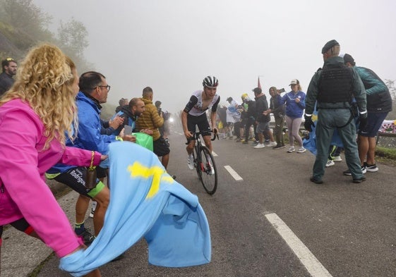 Los aficionados al ciclismo animan a los corredores en la subida al Angliru, final de la 17º etapa de La Vuelta de 2024.