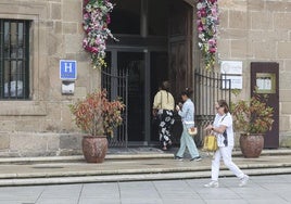 Varias personas entras en el hotel de cinco estrellas Palacio de Avilés.