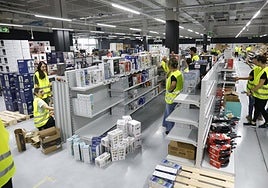 Interior de la nueva tienda de Mediamarkt en Gijón, en la ampliación de Alcampo, donde ya se han empezado a desempaquetar y colocar productos en las estanterías.