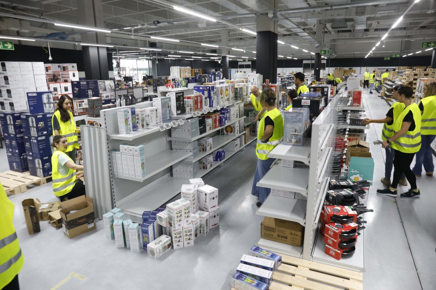 Interior de la nueva tienda de Mediamarkt en Gijón, en la ampliación de Alcampo, donde ya se han empezado a desempaquetar y colocar productos en las estanterías.