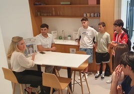 La directora adjunta de EL COMERCIO, Leticia Álvarez, explica a los estudiantes cómo es el proceso de elaboración del periódico, tanto en formato papel como digital.