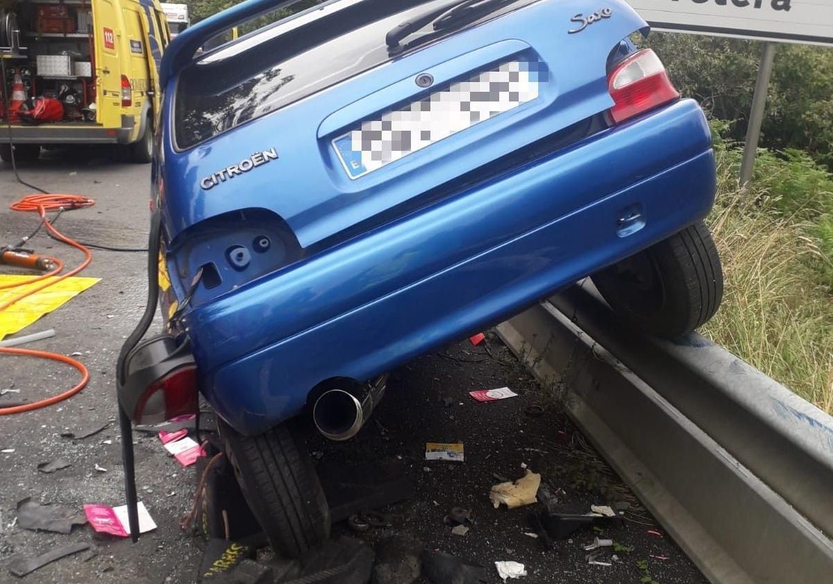 Uno de los coches quedó subido al quitamiedos y su conductor tuvo que ser excarcelado por los bomberos.