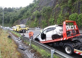 Coche accidentado en la A-66, en las inmediaciones de Olloniego, Ribera de Arriba