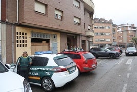La Guarcia Civil a las puertas del domicilio de Pola de Laviana donde se produjo el asesinato.