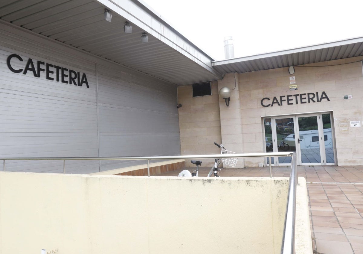 Acceso a la cafetería del polideportivo del Quirinal.