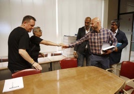 Sergio Álvarez y Belén García, presidente y secretaria de Gigia Cimavilla, con Óliver Suárez, Jesús Martínez Salvador y Fernando Losada.