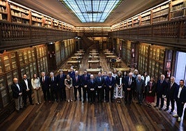 El rector y el presidente del Principado, con todos los galardonados, en la Biblioteca Histórica de la Universidad de Oviedo.