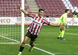 Raúl Rubio celebra un gol con el SD Logroñés.