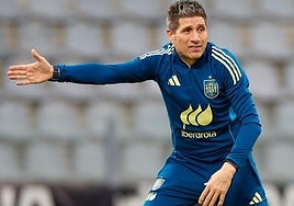Nacho Fernández, durante un entrenamiento con la Selección Española Femenina de Fútbol.
