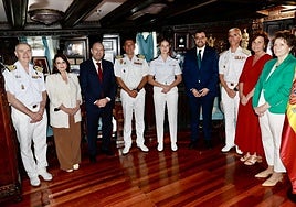 De izqda a dcha, el comandante Naval de Gijón, la delegada del Gobierno, el presidente de la Junta General del Principado, el comandante del buque-escuela, la princesa de Asturias,el presidente del Principado de Asturias, el almirante jefe del Arsenal Militar de Ferrol, la alcaldesa de Gijón y la presidenta de la Fundación Princesa de Asturias.
