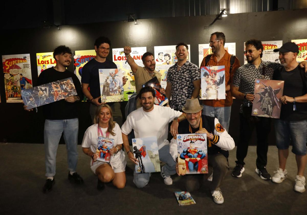 Exclusivos. Los dibujantes invitados este año con las portadas de los distintos cómic que podrán adquirirse en la convención y que ayer firmaron los propios autores.