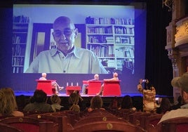 Sanchís Sinisterra, durante la entrevista mantenida esta mañana desde el Teatro Palacio Valdés.