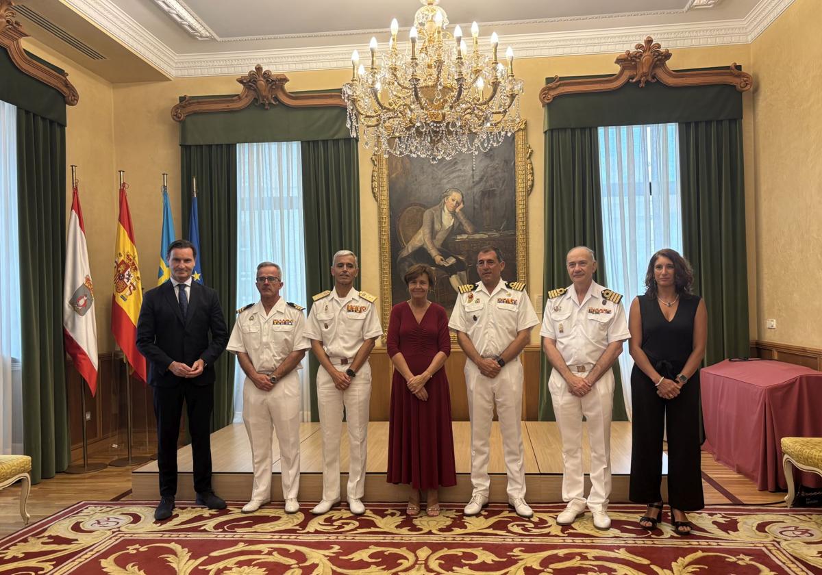 El concejal de Relaciones Institucionales, Jorge González-Palacios; el almirante de Ferrol, Vicente Rubio; el comandante de 'Blas de Lezo', Pedro Ramos Carbonell; la alcaldesa de Gijón, Carmen Moriyón; el comandante de 'Elcano', Luis Carreras-Presas do Campo; el comandante naval de Gijón, Luis Vicente Márquez y la concejala de Seguridad Ciudadana, Nuria Bravo.