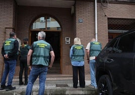 Agentes de la Guardia Civil, frente al portal en el que residía Dolores y su presunto asesino.