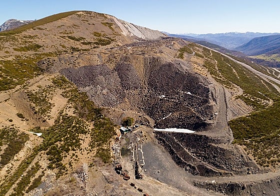Mina a cielo abierto de Cerredo, en 2022, antes de la obra de restauración ambiental financiada por la UE, y con los caminos de acceso a la derecha.