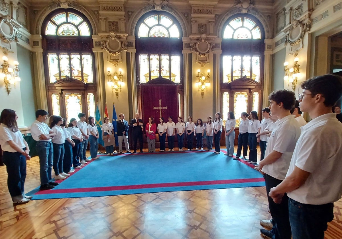 El presidente de la Junta, durante la recepción en el Salón Europa del Parlamento a los 26 jóvenes descendientes de asturianos emigrados a México.