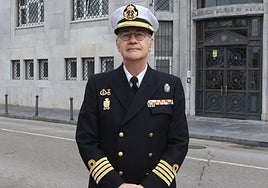 Luis Vicente Márquez Montero, frente a la sede de la Comandancia Militar de Marina de Gijón.
